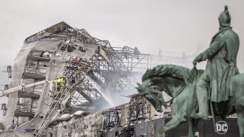 Δανία: φωτιά στο παλιό Χρηματιστήριο της Κοπεγχάγης - Κάηκε το μισό κτήριο