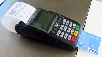 Pos: «κούρεμα» των χρεώσεων για συναλλαγές έως 10 ευρώ - Ποιους αφορά