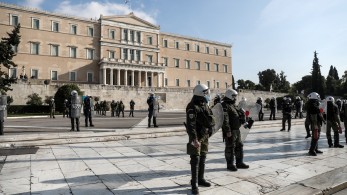 Σε γραμμή αντιπολίτευσης ο Ρουβίκωνας: κρέμασε πανό για τα Τέμπη σε Βουλή και Προεδρικό Μέγαρο