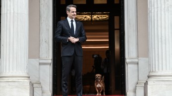 Ο Κυριάκος Μητσοτάκης ποζάρει με τον Πίνατ που φέρει... διαπίστευση για το συνέδριο της ΝΔ!