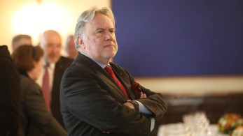 Η μπάλα στην εξέδρα με Κατρούγκαλο στη σέντρα