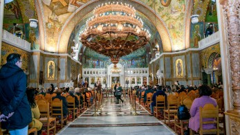 Τραμπούκικη επίθεση μέσα σε εκκλησία από υποψήφια της Νίκης κατά της βουλευτή της ΝΔ, Αγγελικής Δεληκάρη