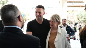 Ο Κασσελάκης καλύπτει Ακρίτα: «πράσινο» φως για επιθέσεις σε βάρος της οικογένειας του πρωθυπουργού