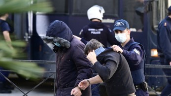 Κολωνός: αποφυλακίζεται η μητέρα της 12χρονης - Το δικαστήριο κρίνει τα ελαφρυντικά για τους 19 ενόχους