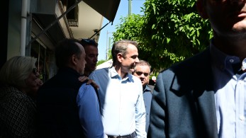 Στα Καλάβρυτα ο Κυριάκος Μητσοτάκης - Πρώτη στάση το κτήμα αμπελώνων της οινοποιίας Cavino