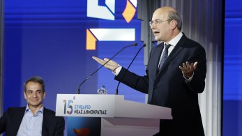 15ο Συνέδριο ΝΔ-Το γλυκό απρόοπτο με το κοριτσάκι που διέκοψε την ομιλία του Κωστή Χατζηδάκη