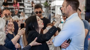 Ο Κασσελάκης έκανε μέχρι και... μακιγιάζ για να «φωτίσει» το πρόσωπό του στην περιοδεία του στην Κρήτη