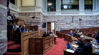 Βουλή: πεδίο έντονης πολιτικής αντιπαράθεσης με φόντο την αποεπένδυση του ΤΧΣ και τη βιωσιμότητα των τραπεζών