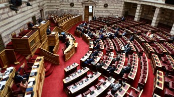 Επιστολική ψήφος: Ψηφίζεται αύριο η τροπολογία για το εκλογικό δικαίωμα των Ευρωπαίων πολιτών