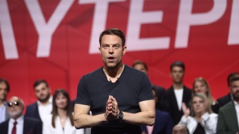 Ο Κασσελάκης συνεχίζει τις θεωρίες συνωμοσίας για το «μπάζωμα» στα Τέμπη