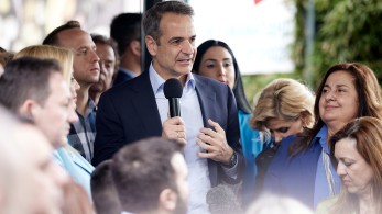 Χαμόγελα στο Μαξίμου για τις δημοσκοπήσεις και την επαναπροσέγγιση με την Εκκλησία