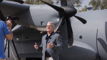 Ένα αμερικανικό... θηρίο στην αεροπορική βάση της Ελευσίνας