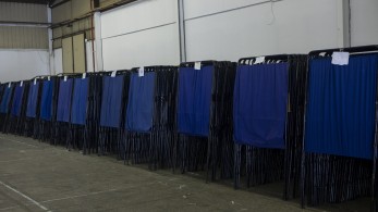 Ευρωεκλογές: στο αυτόφωρο υποψήφιος ευρωβουλευτής - Μοίραζε σταυρωμένα ψηφοδέλτια έξω από εκλογικό τμήμα Ευρωεκλογές: στο αυτόφωρο υποψήφιος ευρωβουλευτής - Μοίραζε σταυρωμένα ψηφοδέλτια έξω από εκλογικό τμήμα