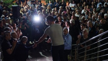 Ανεβαίνει-κατεβαίνει σκάλες ο Κασσελάκης και αναζητεί υποψηφίους και αφήγημα για τις ευρωκάλπες