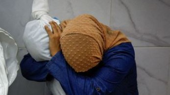 Συγκλονίζει η φωτογραφία της χρονιάς: Παλαιστίνια νανουρίζει το άψυχο σώμα της 5χρονης ανιψιάς της