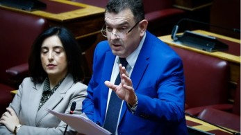 Ακραία πρόκληση βουλευτή της Νίκης:  Οι πιστοί χριστιανοί άρχισαν να μοιράζουν σφαλιάρες