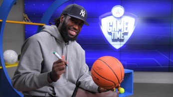 Ο Ματίας Λεσόρ σε ρόλο οργανωτή κερκίδας στο ΟΠΑΠ Game Time