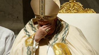 Ιταλία: o πάπας χοροστατεί στην πασχαλινή αγρυπνία στο Βατικανό