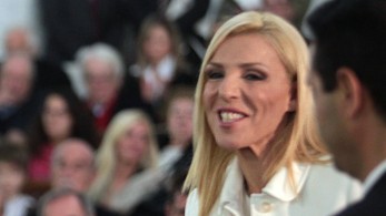 Σοκάρει η Ρένα Κουβελιώτη για την άνανδρη επίθεση που δέχτηκε κατά τη διάρκεια ρεπορτάζ