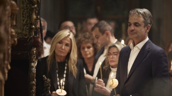 Μητσοτάκης: στην Τήνο μαζί με την οικογένειά του για την ακολουθία και την περιφορά του Επιταφίου