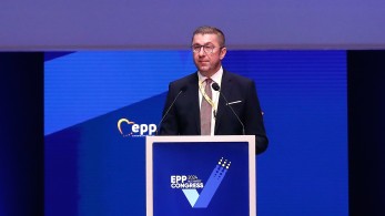 Σκόπια: μετά την πρόεδρο, παραβιάζει και ο πρωθυπουργός τη Συμφωνία των Πρεσπών σε επίσημες συναντήσεις