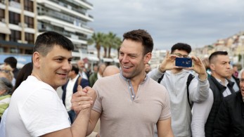 Η γλώσσα του σώματος... προδίδει Κασσελάκη: σκουπίζει τα χέρια του μετά από χειραψία με εργαζόμενη