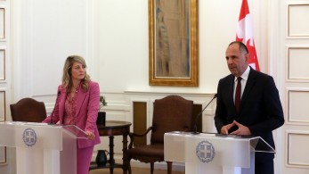 Συνάντηση Γεραπετρίτη με ΥΠΕΞ Καναδά: Απαραίτητο να διοχετευθεί απρόσκοπτα βοήθεια στη Γάζα