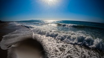 Γαλάζια Σημαία 2025: δεύτερη παγκοσμίως η Ελλάδα με 657 βραβευμένες ακτές