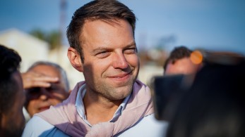 Οι ειρωνείες και η αλαζονεία Κασσελάκη, η στρατηγική του ΣΥΡΙΖΑ απέναντι στη σοβαρότητα Μητσοτάκη