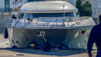 Σπέτσες: θυελλώδεις άνεμοι έριξαν θαλαμηγό στον προβλήτα του λιμανιού