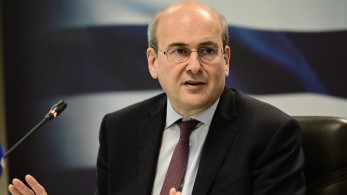 Kωστής Χατζηδάκης: Ψευδοδίλημμα να συζητάμε αν πρέπει να πάμε αριστερά ή δεξιά Kωστής Χατζηδάκης: Ψευδοδίλημμα να συζητάμε αν πρέπει να πάμε αριστερά ή δεξιά