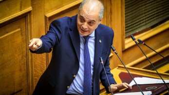 Ακραίοι θεατρινισμοί Βελόπουλου στη Βουλή - Έσκισε το ΦΕK της Συμφωνίας των Πρεσπών