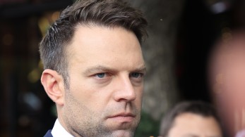 Ο Κασσελάκης ως… θύμα για τα περί «μάπα» ενώ αποκαλούσε τους υπουργούς δολοφόνους