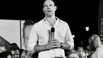 Κασσελάκης σε πανικό: Παριστάνει τον γραμματέα της Καρυστιανού και της κλείνει ραντεβού με τα κανάλια