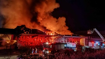 Λαμία: από πρόθεση η φωτιά στο εργοστάσιο τροφίμων