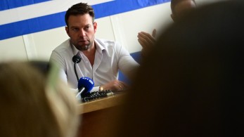 Ο «εν μέρει» πρόεδρος Κασσελάκης δικαιώνει τον Άδωνι