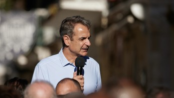 Απάντηση Μητσοτάκη σε γυναίκα που φώναζε στη ομιλία του στη Κέρκυρα: Αυτή η παράταξη, έφερε τη δημοκρατία πίσω σε αυτόν τον τόπο