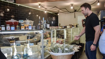 O Στέφανος ξέρει και πόσο κάνει το ψωμί, αλλά στην… Αμερική O Στέφανος ξέρει και πόσο κάνει το ψωμί, αλλά στην… Αμερική
