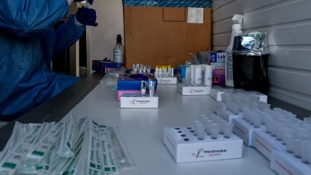 Στρεπτόκοκκος: οδηγίες από τον ΕΟΔΥ για διαχείριση κρουσμάτων στο σχολείο και στο σπίτι