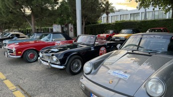 Πολυτελή αγωνιστικά αυτοκίνητα-αντίκες εντυπωσίασαν στην παραλία της Θεσσαλονίκης (φωτό)