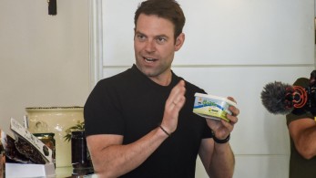 Μήπως, κ. Κασσελάκη, να αλλάζατε καριέρα;