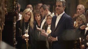 Ο Κυριάκος Μητσοτάκης παρακολούθησε την πρώτη Ανάσταση στην Τήνο