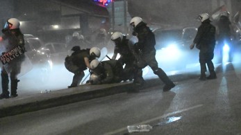 Ένταση και προσαγωγές έξω από την πρεσβεία του Ισραήλ μεταξύ ΜΑΤ και διαδηλωτών