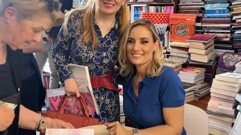 Η υποψήφια ευρωβουλευτής της ΝΔ Ελεονώρα Μελέτη συνομίλησε με πολίτες σε γνωστό βιβλιοπωλείο