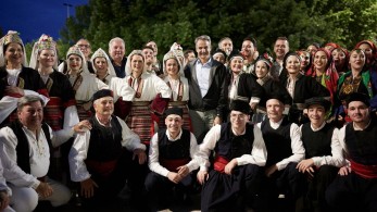 Με παραδοσιακούς χορούς υποδέχθηκαν τον πρωθυπουργό στην Κομοτηνή