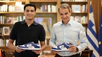 «Θα τα δει και θα λυσσάξει ο Άδωνις»: ο Μητσοτάκης λανσάρει παπούτσια ΝΔ