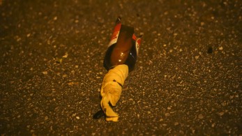 Με το... «έθιμο» των μολότοφ και πάλι η Ανάσταση στον Νέο Κόσμο