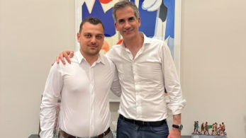 Ο Κώστας Μπακογιάννης στο πλευρό του Φρέντι Μπελέρη Ο Κώστας Μπακογιάννης στο πλευρό του Φρέντι Μπελέρη