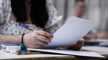 «Πιάνουν» τα μολύβια οι υποψήφιοι των πανελλαδικών εξετάσεων