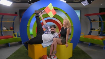 Ο Θανάσης Πασσάς κάνει Yoga στο ΟΠΑΠ Game Time πριν τον μεγάλο τελικό του Ολυμπιακού